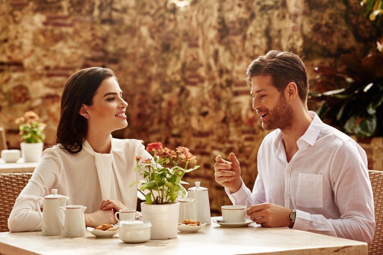 El Embajador, A Royal Hideaway Hotel Santo Domingo Exterior foto A couple on a date