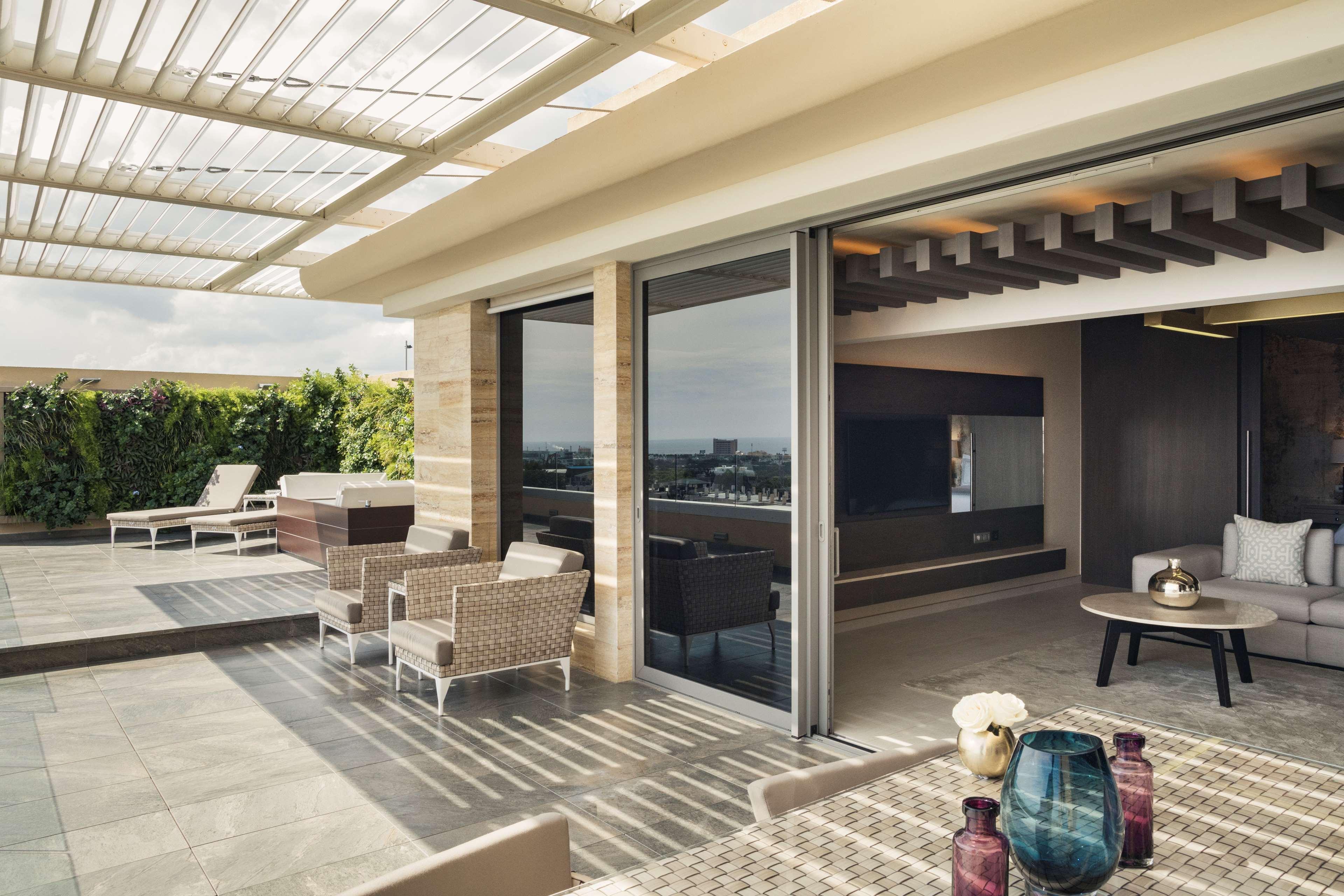 El Embajador, A Royal Hideaway Hotel Santo Domingo Exterior foto A sliding door