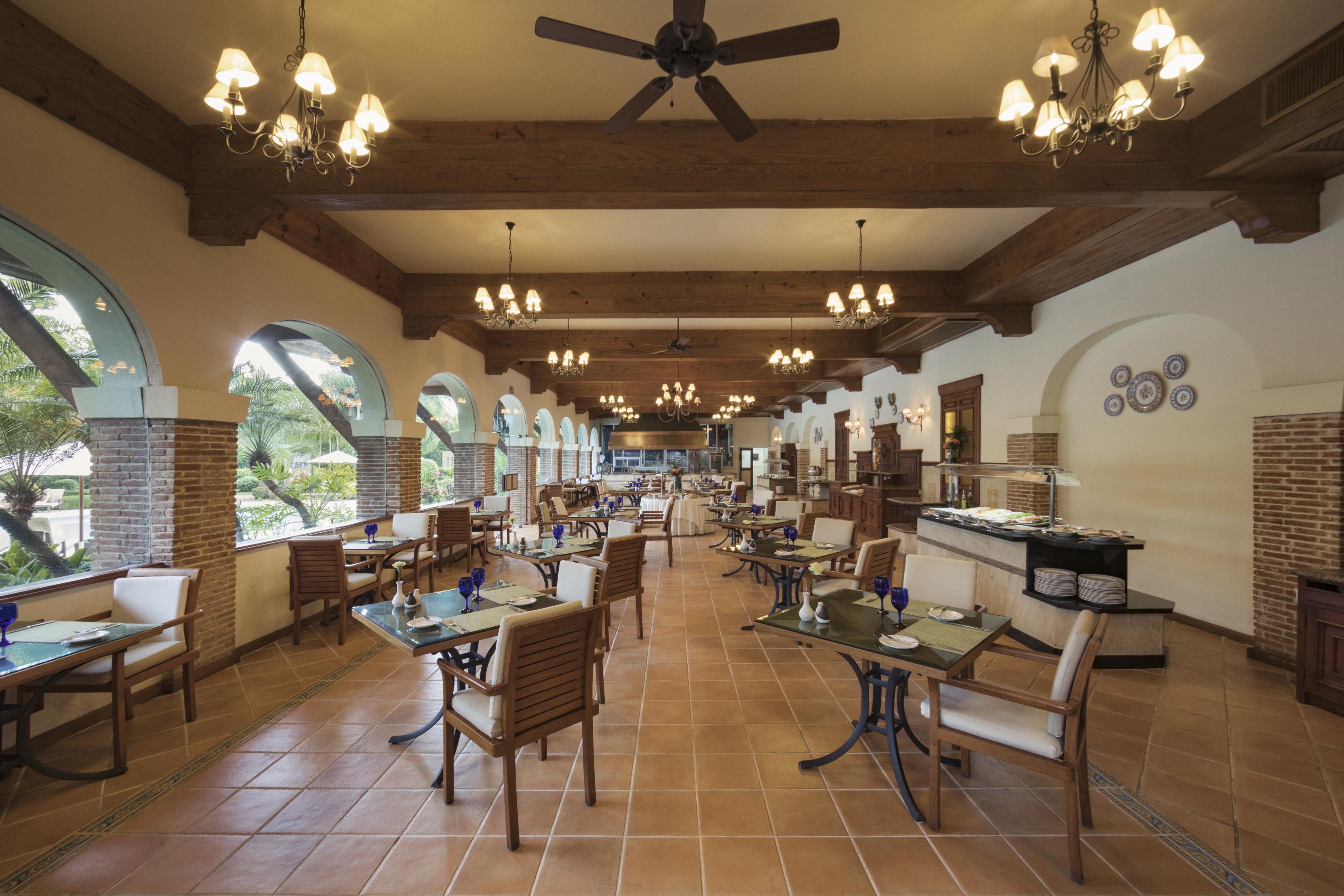 El Embajador, A Royal Hideaway Hotel Santo Domingo Exterior foto The restaurant at the hotel