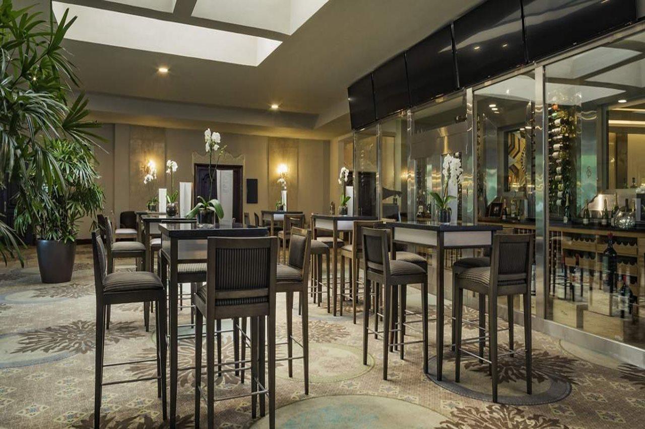 El Embajador, A Royal Hideaway Hotel Santo Domingo Exterior foto The bar at the hotel