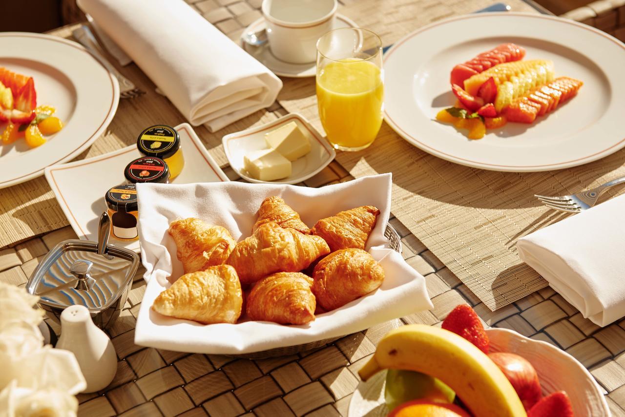 El Embajador, A Royal Hideaway Hotel Santo Domingo Exterior foto A breakfast table