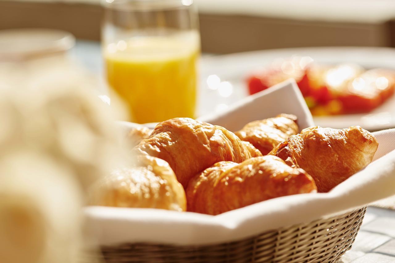 El Embajador, A Royal Hideaway Hotel Santo Domingo Exterior foto Croissants